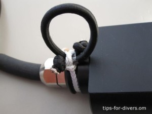 Result: A bungee loop attached to the light head. With a double ender the light head can be stored temporarly on the right chest D-Ring